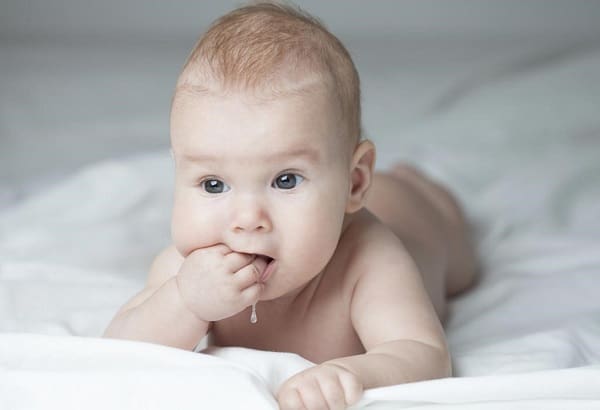 افزایش آب دهان از علائم دندان درآوردن در نوزادان