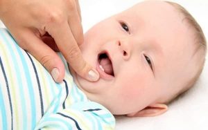 دندان درآوردن در نوازادان از چند ماهگی است و چه علائمی دارد؟