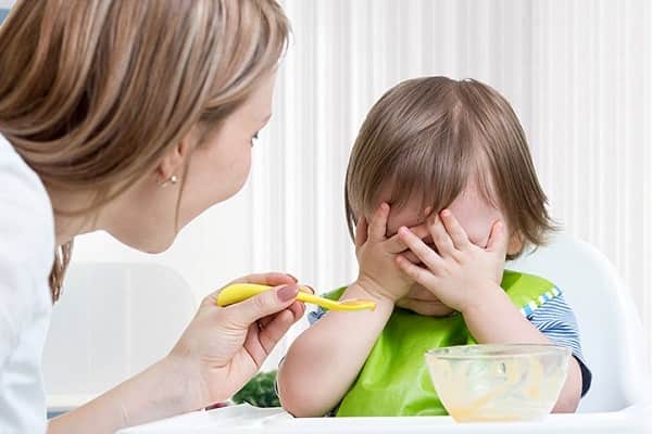 کارهایی که در صورت امتناع کودک نوپا از غذا خوردن نباید انجام داد